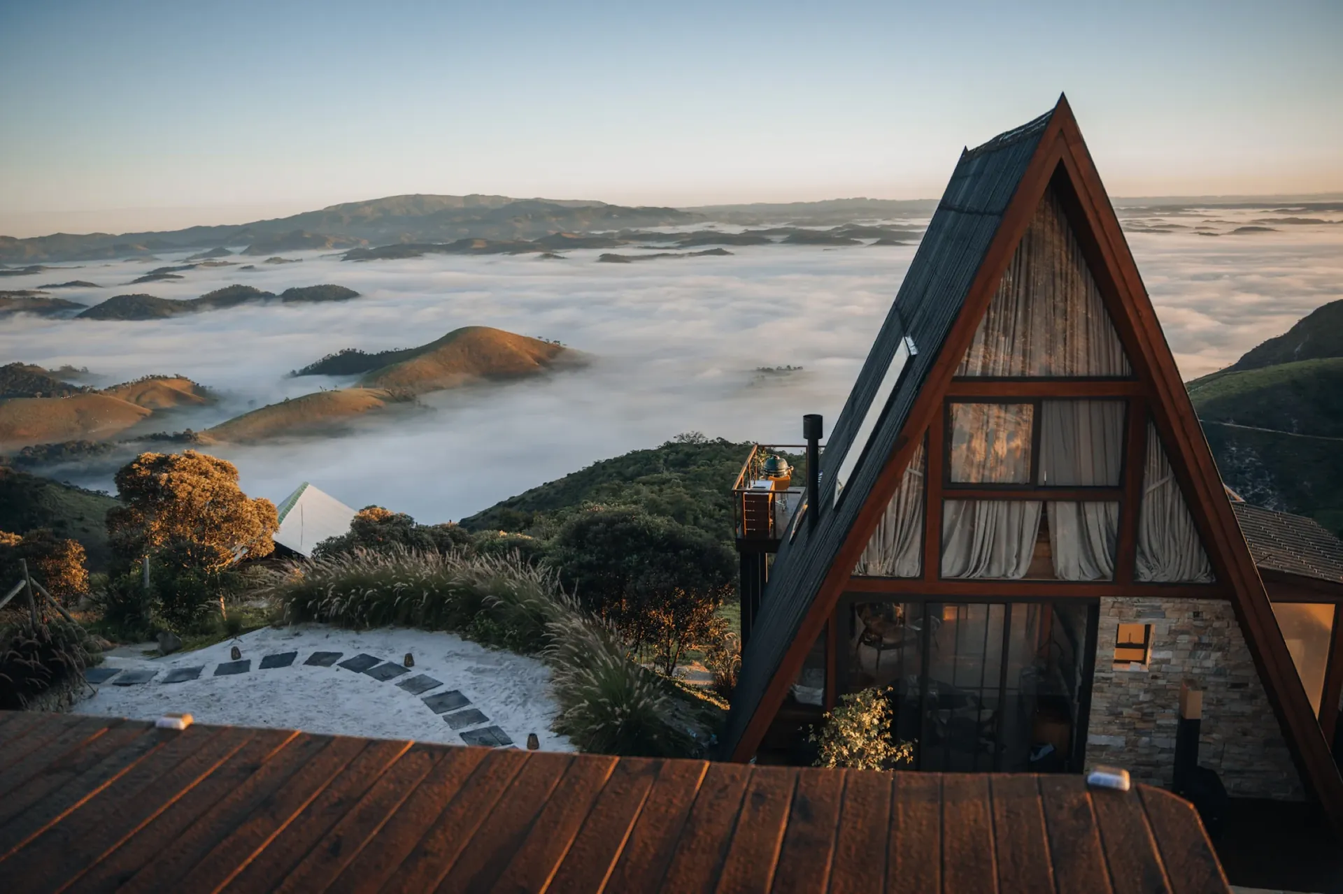 A cabana diante de um mar de nuvens ao amanhecer