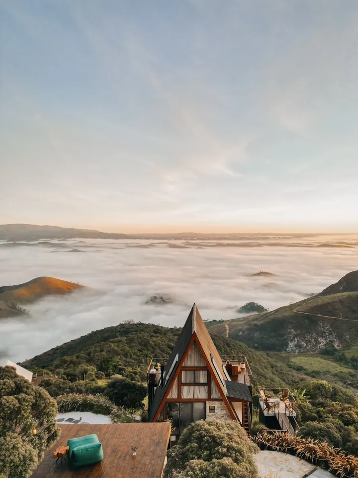 A cabana integrada à montanha ao pôr do sol
