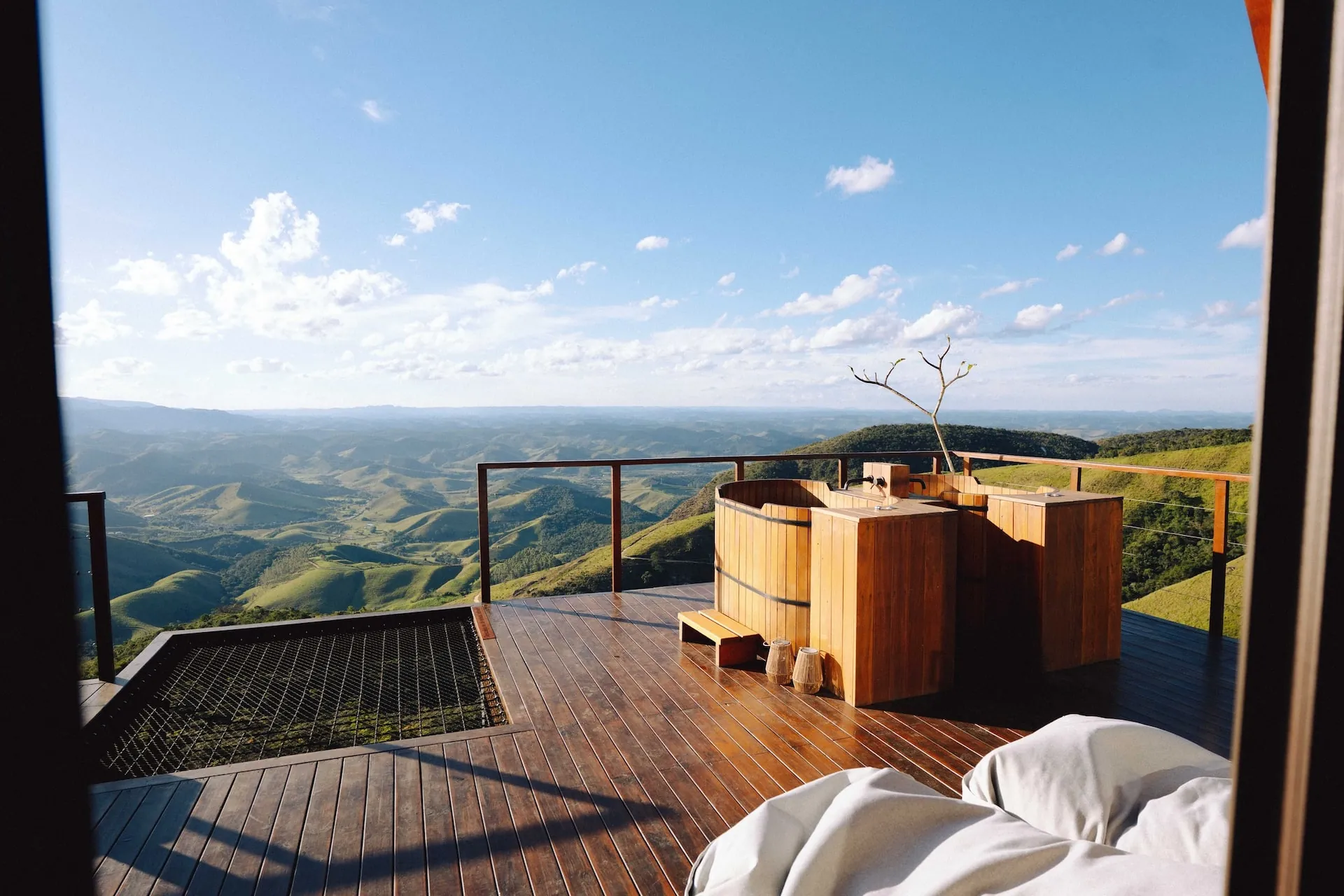 Dois ofurôs de cedro no deck, de frente para as montanhas